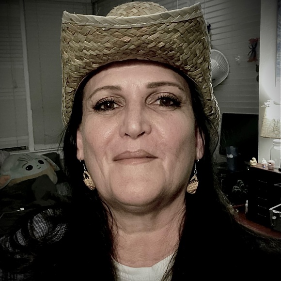 Meet your Posher, Tiffany - Picture 2 of 2